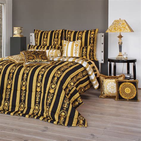 bett zudecke von versace schwarz gold medusa|Bettwäsche für Herren von Versace .